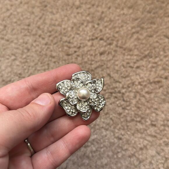 Bling Jewelry Sparkling Silver Flower Brooch with Pearl - Picture 2 of 7